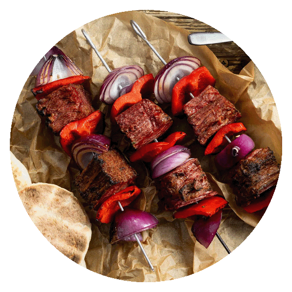 Gegrillte Redefine Flank Steak-Spieße mit Gemüse und Fladenbrot 