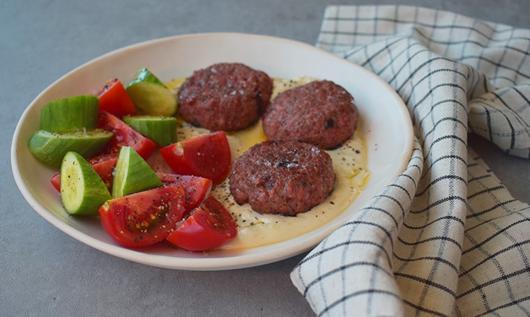 Hamburger en kebab met tahini-yoghurtsaus