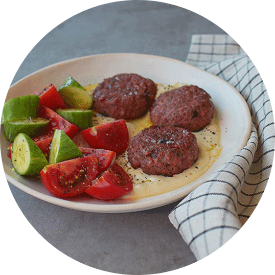 Hamburger en kebab met tahini-yoghurtsaus